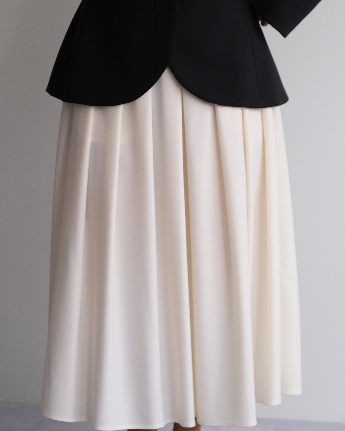 White volume skirt